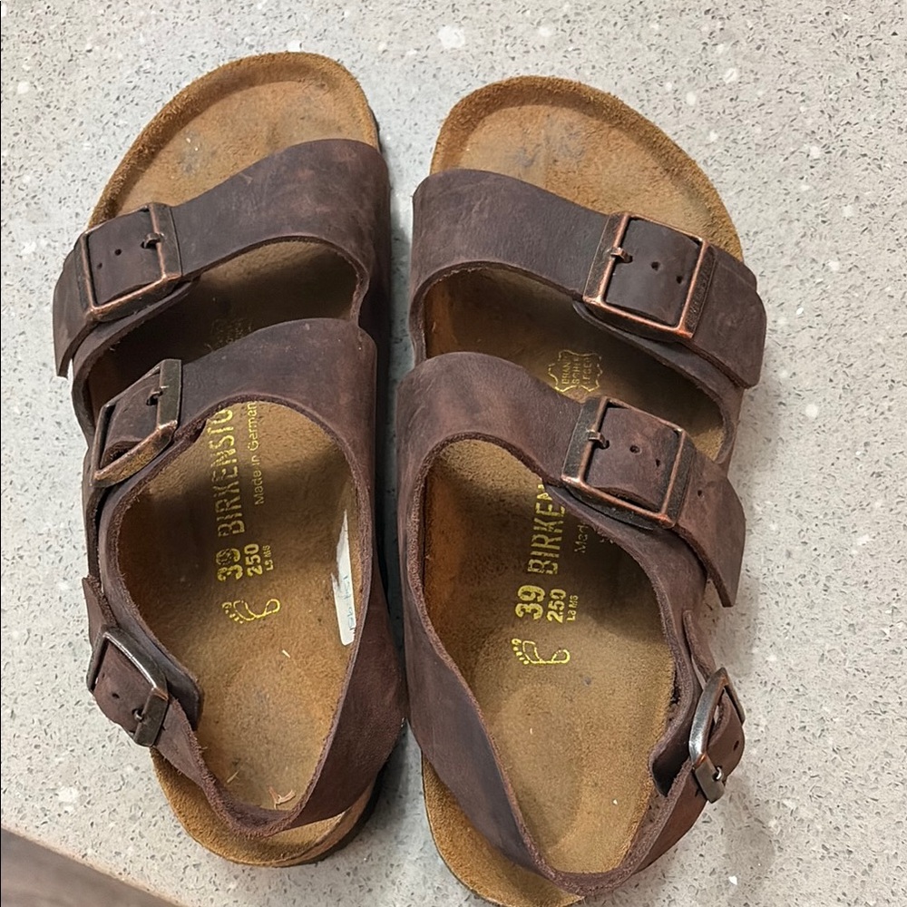 Birkenstock ladies Brown Leather Adjustable Sandals
Size 39 EU
Size 8- 8 1/2